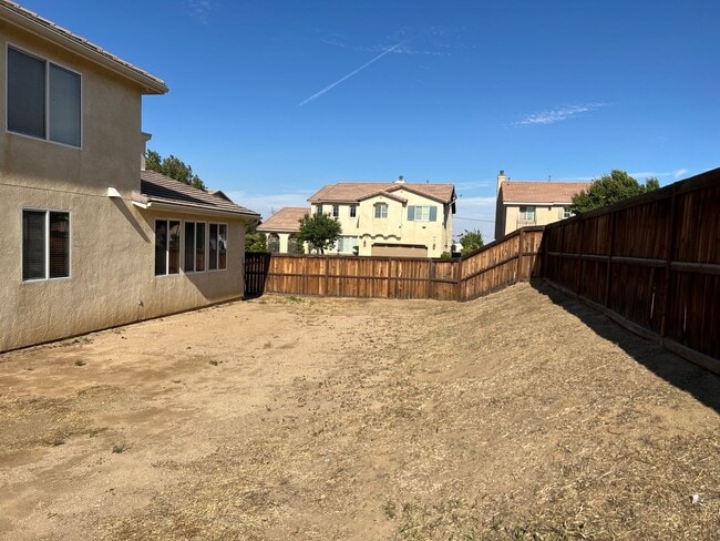 Building Photo - Beautiful home in central location of Victorville