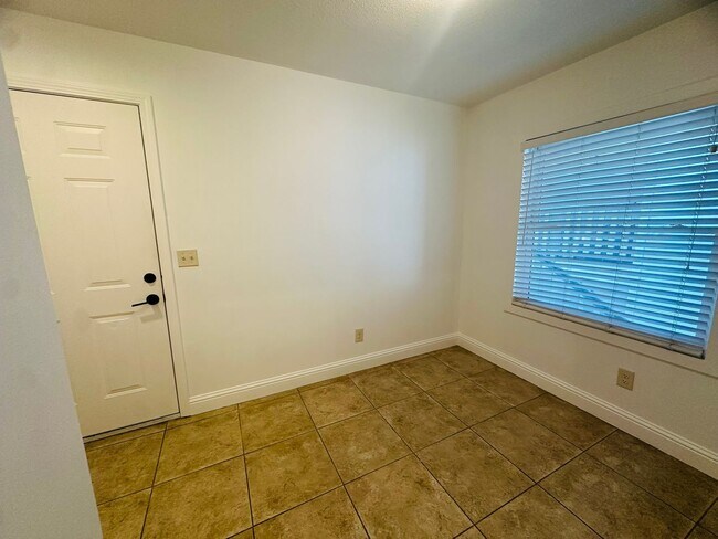 Building Photo - Come View This Perfect 2 Bedroom 1 Bath Located In the Heart of Downtown!!