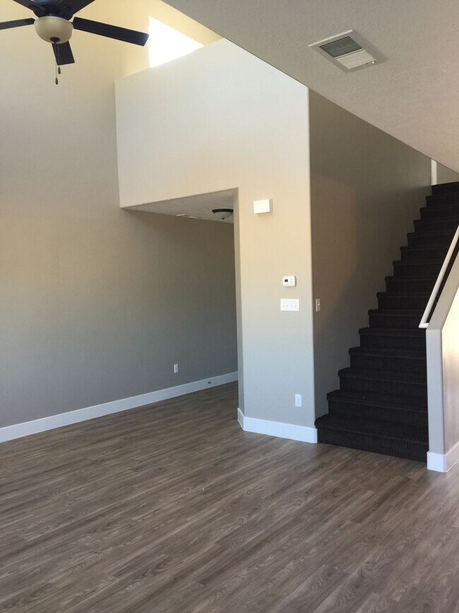 Building Photo - Duplex in Suburban Neighborhood