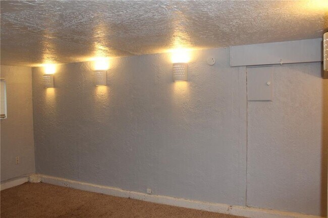 Building Photo - 4 bedroom 2 bath