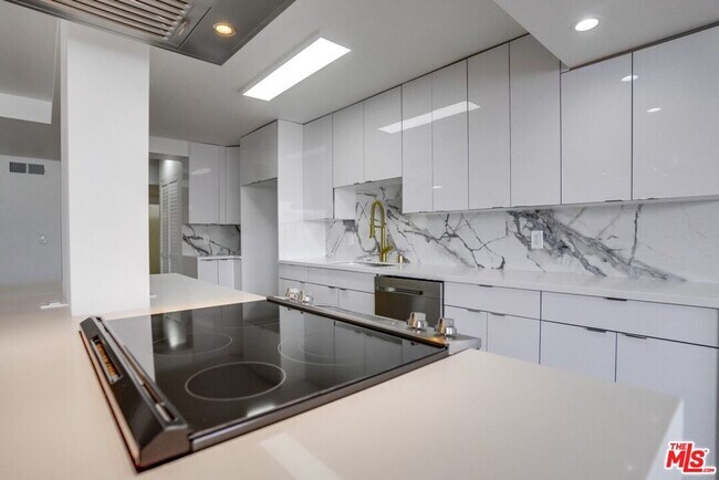 Building Photo - 435 N Oakhurst Dr