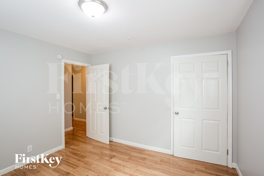 Building Photo - 10808 Ruckle St