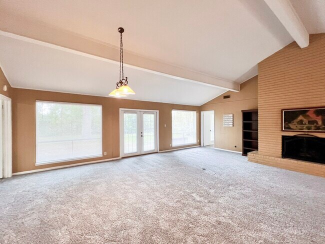 Building Photo - 401 Rolling Hills Dr W