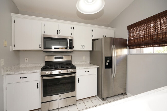 Building Photo - 243 Parkwood Cir