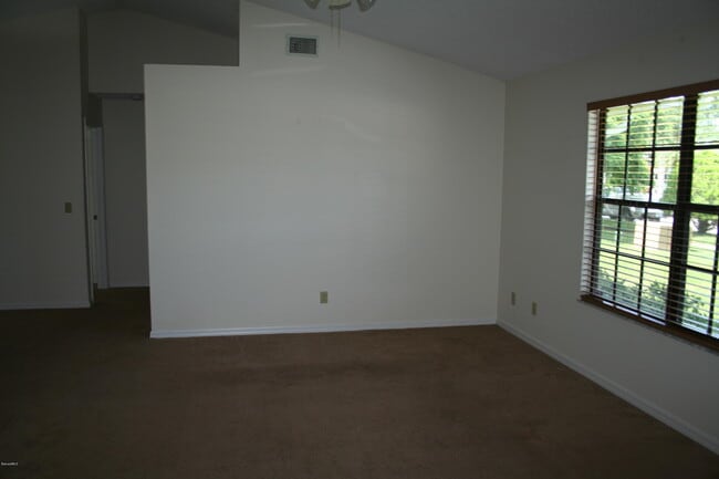 Building Photo - 1220 Ambra Dr