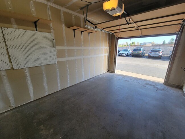 Building Photo - Fabulous Remodeled 2 bedroom , 2 bath Remodeled Condo in Country Club Greens
