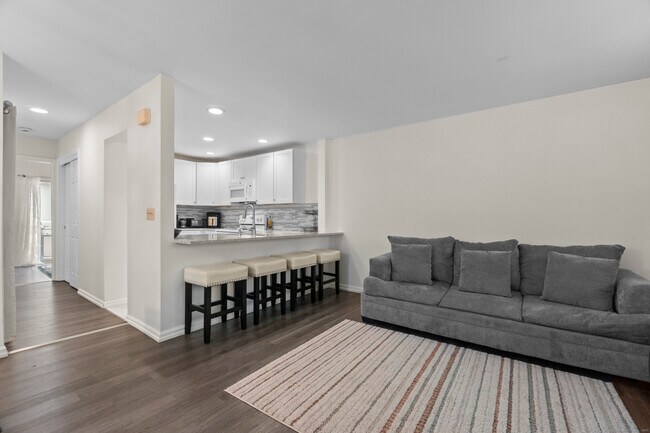 Building Photo - 8 Rose Ln