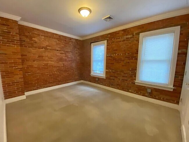 Building Photo - 175 E Louther St