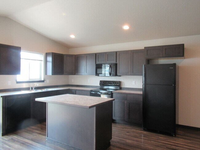 Building Photo - Home in Post Falls!