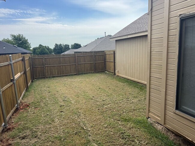 Building Photo - 3 bedroom, 2 bath 2 car garage home for re...