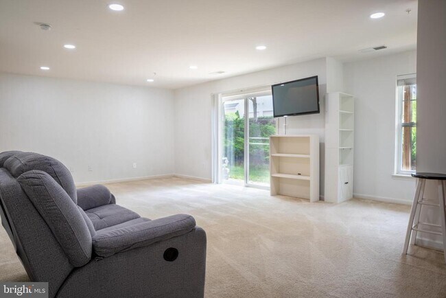 Building Photo - 42243 Canary Grass Square
