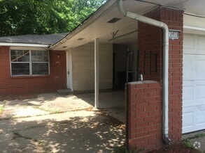 Building Photo - 3 Bedroom 2 Bath Duplex