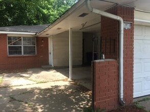 Building Photo - 3 Bedroom 2 Bath Duplex