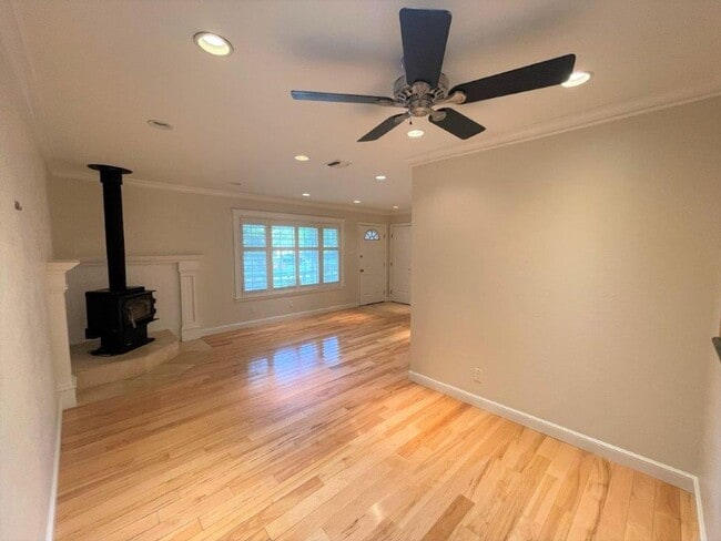 Building Photo - Concord! Beautiful fully remodeled 3 bedro...