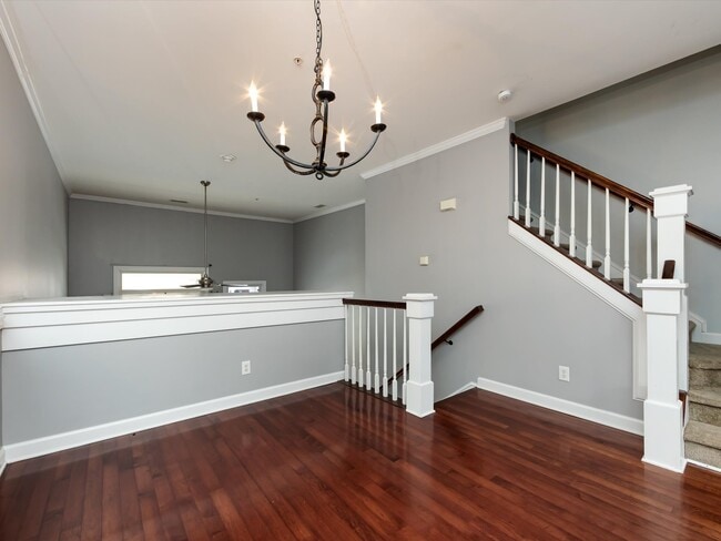 Building Photo - 4936 S Hill View Dr