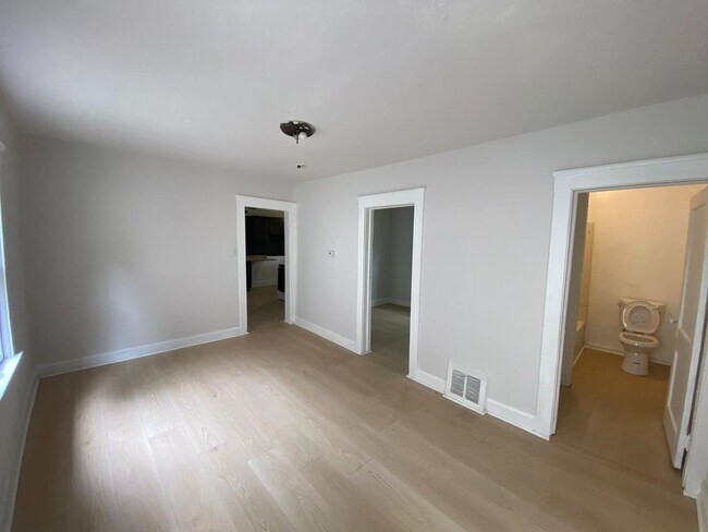 Building Photo - Beautiful Large 3 Bedroom Home West Cleveland