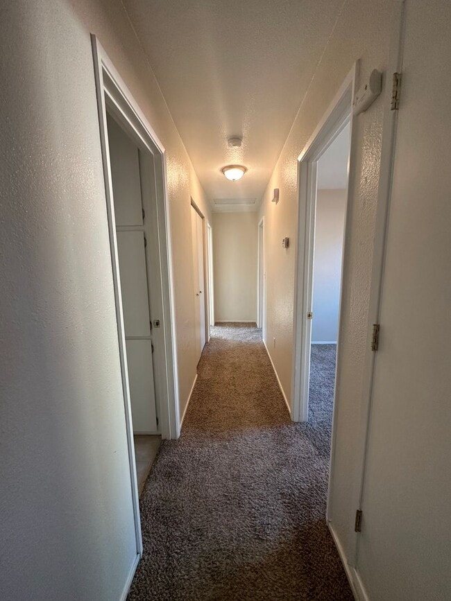 Building Photo - Cute well maintained home, convenient Anderson location