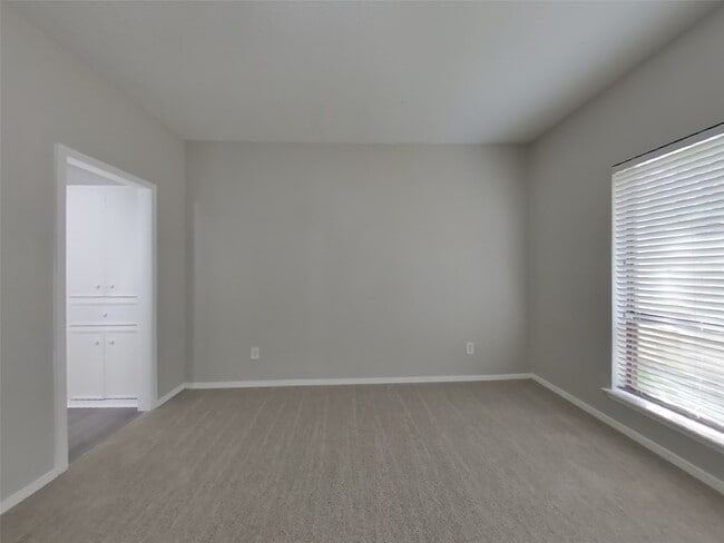 Building Photo - 535 Shady Brook Dr