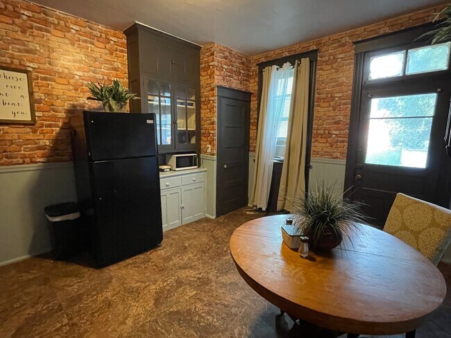 4654A - 4652 Michigan Ave