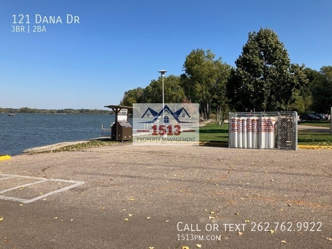 Building Photo - 121 Dana Dr