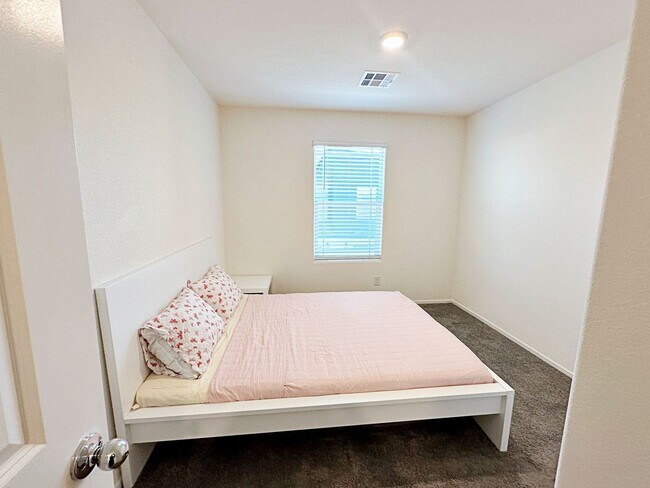 Building Photo - 1 MONTH FREE RENT* 3 BEDROOM TOWNHOUSE LOCATED IN INSPIRADA