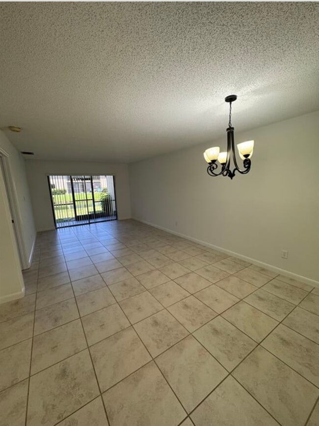 Building Photo - 445 Lakeview Dr