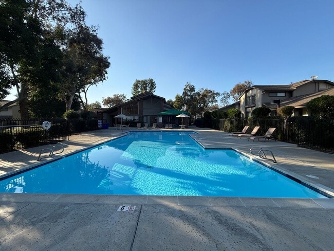 Building Photo - 3 Bedroom, 2.5 Bath Two-Story Townhome in Tierrasanta