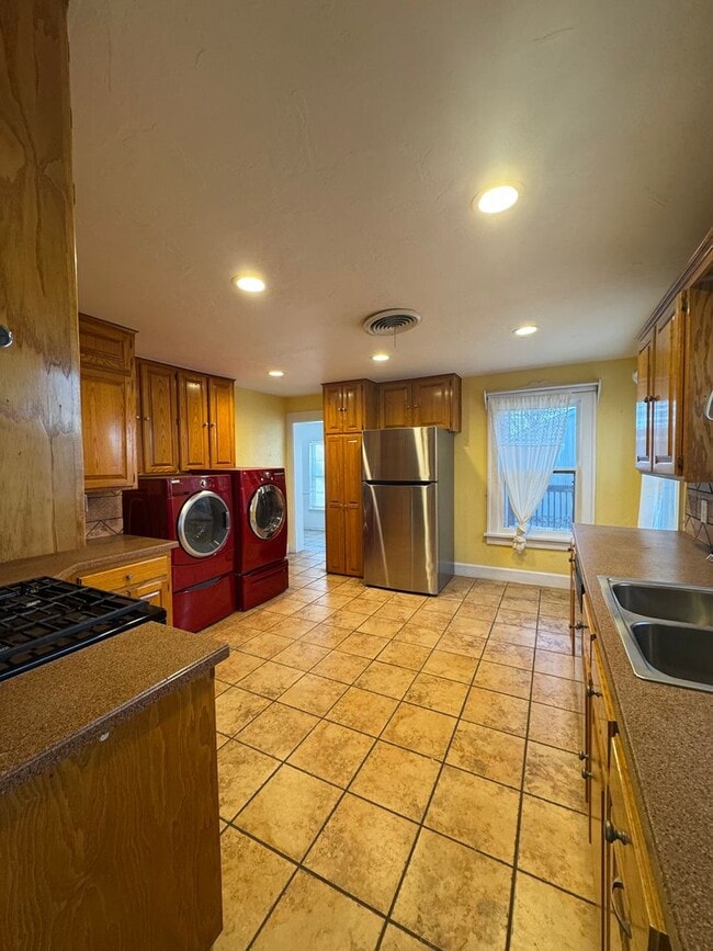 Building Photo - Located in Wolfin!!!! 3 bedrooms plus stud...