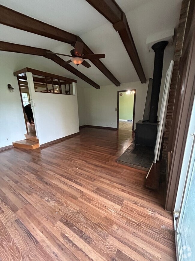 Building Photo - Large 3 bedroom 1 Bathroom House