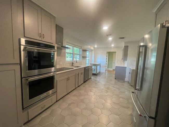 Building Photo - South Highland Beauty! This Is The One To ...