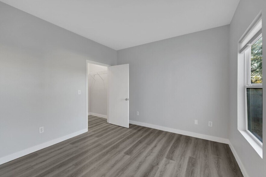 Building Photo - 7255 W Sunset Rd