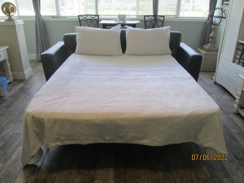 Full Size Pullout Bed - 2020 N Atlantic Ave