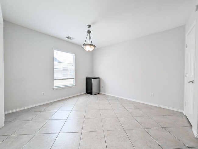 Building Photo - 1131 W 24th St