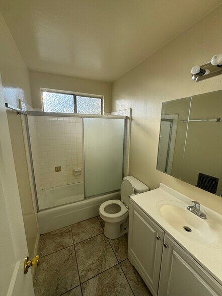 Building Photo - 1193 N Ardmore Ave