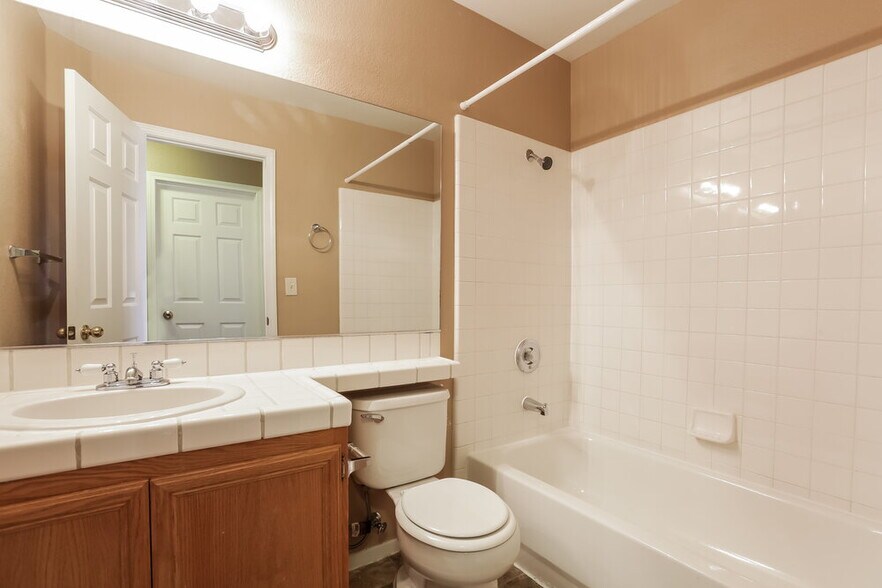 Building Photo - 4630 Spruce Oak Dr