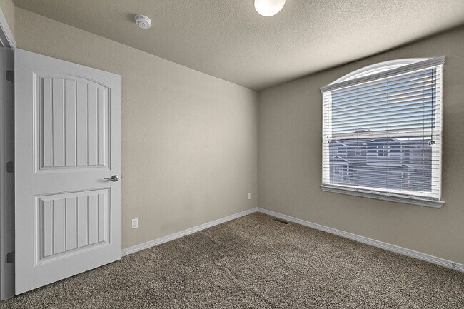 Building Photo - $2,145.00, 4-bed, 2.5-bath located in Colo...