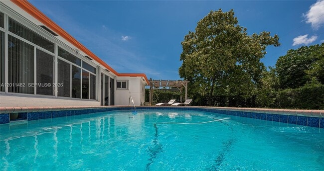 Building Photo - 810 S Rainbow Dr