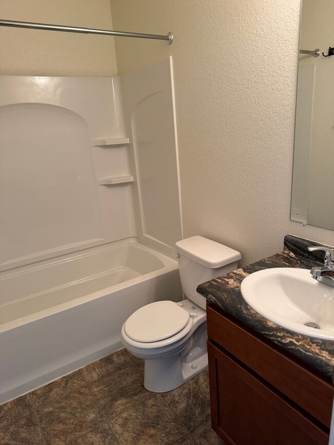 Building Photo - Beautiful 3 Bed 2.5 Bath 2 Car Garage