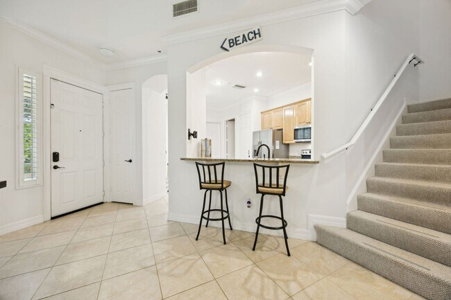 Building Photo - WALK TO THE BEACH!