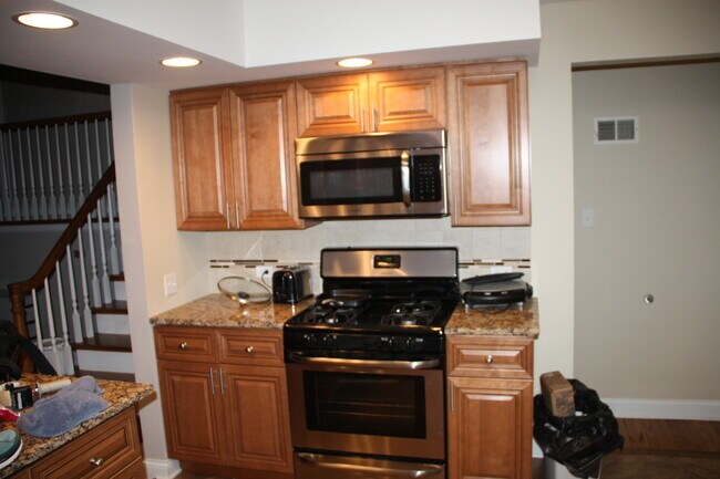 Building Photo - 402 E Atwater Ave