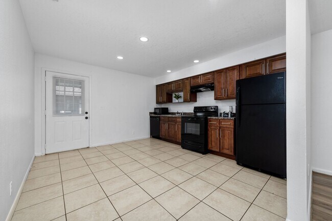 Building Photo - 909 W Orange St