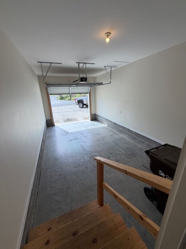 Building Photo - Well Maintained 2 Bedroom 2 Bath Duplex with Garage