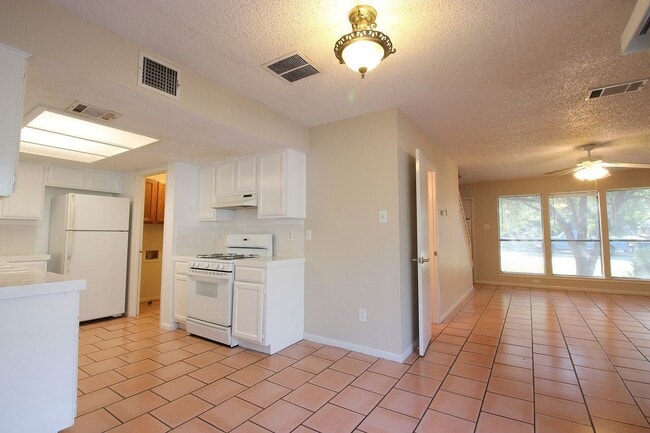 Building Photo - 9002 Sanger Dr