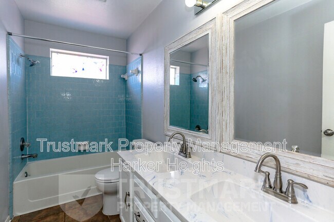 Building Photo - 320 Armadillo Ln