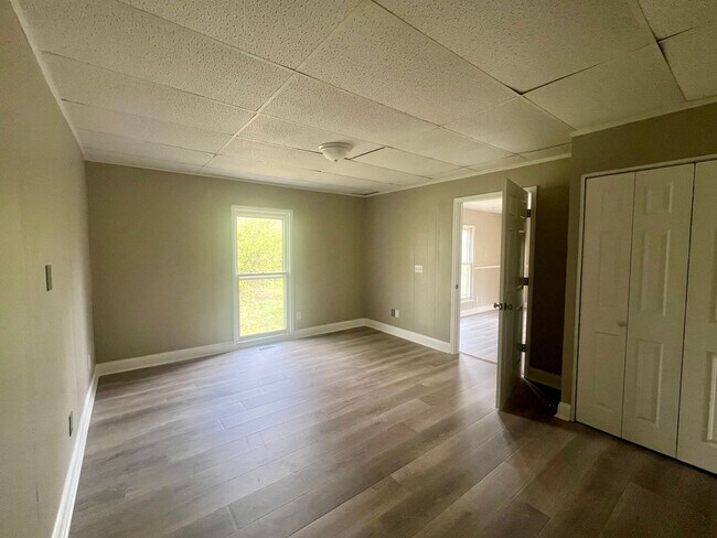 Building Photo - Three bedroom, 1 bath home in Burlington