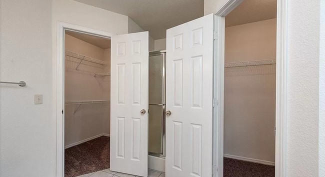 Building Photo - 400 Sun Meadow Dr