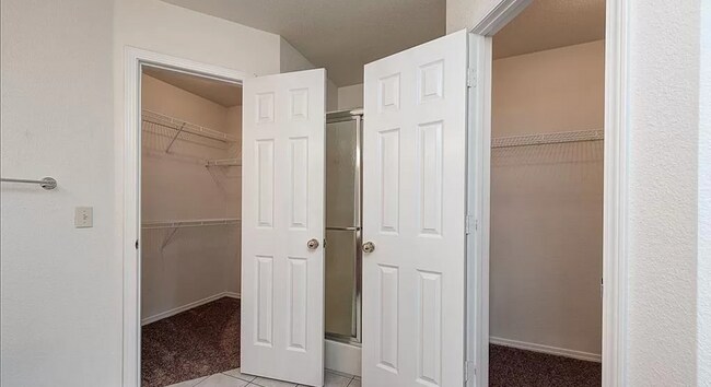 Building Photo - Beautiful 3 Bedroom, 2 Bathroom Home in Ce...