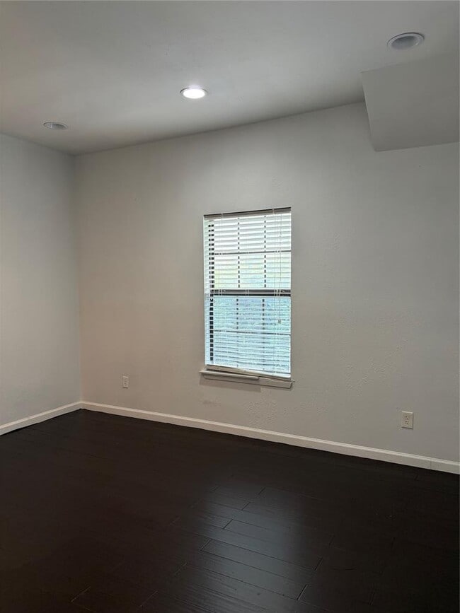 Building Photo - 3101 Birch Dr