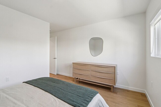 Building Photo - 1422 Tamarind Ave