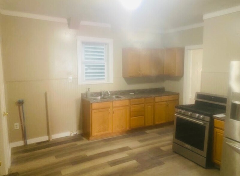 Building Photo - 362 9th St